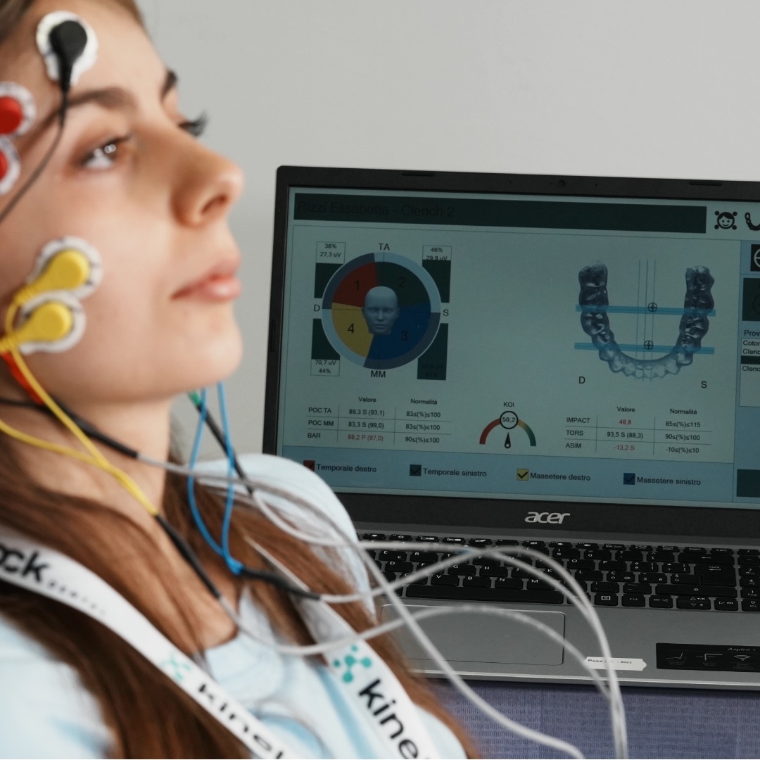 Paziente durante l'esame di elettromiografia con Kinelock Dental